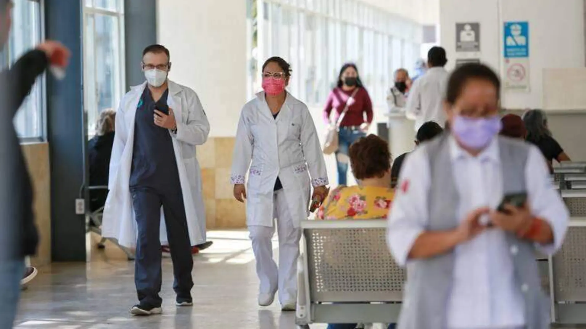 Médicos al interior del hospital de Durango